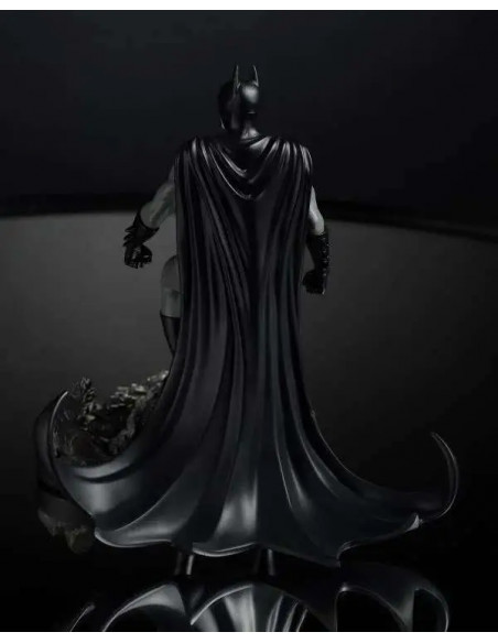 DC DIRECT BATMAN BLACK & WHITE BY BJORN BARENDS STATUE