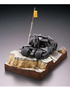 THE DARK KNIGHT TRILOGY LEGACY BATMOBILE TUMBLER IN GOTHAM CITY DIORAMA