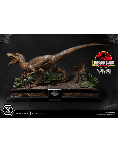 JURASSIC PARK VELOCIRAPTOR ATTACK STATUE