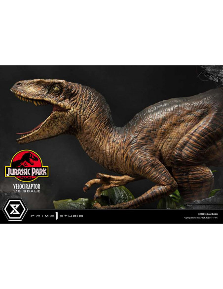 JURASSIC PARK VELOCIRAPTOR ATTACK STATUE