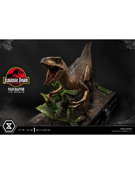 JURASSIC PARK VELOCIRAPTOR ATTACK STATUE
